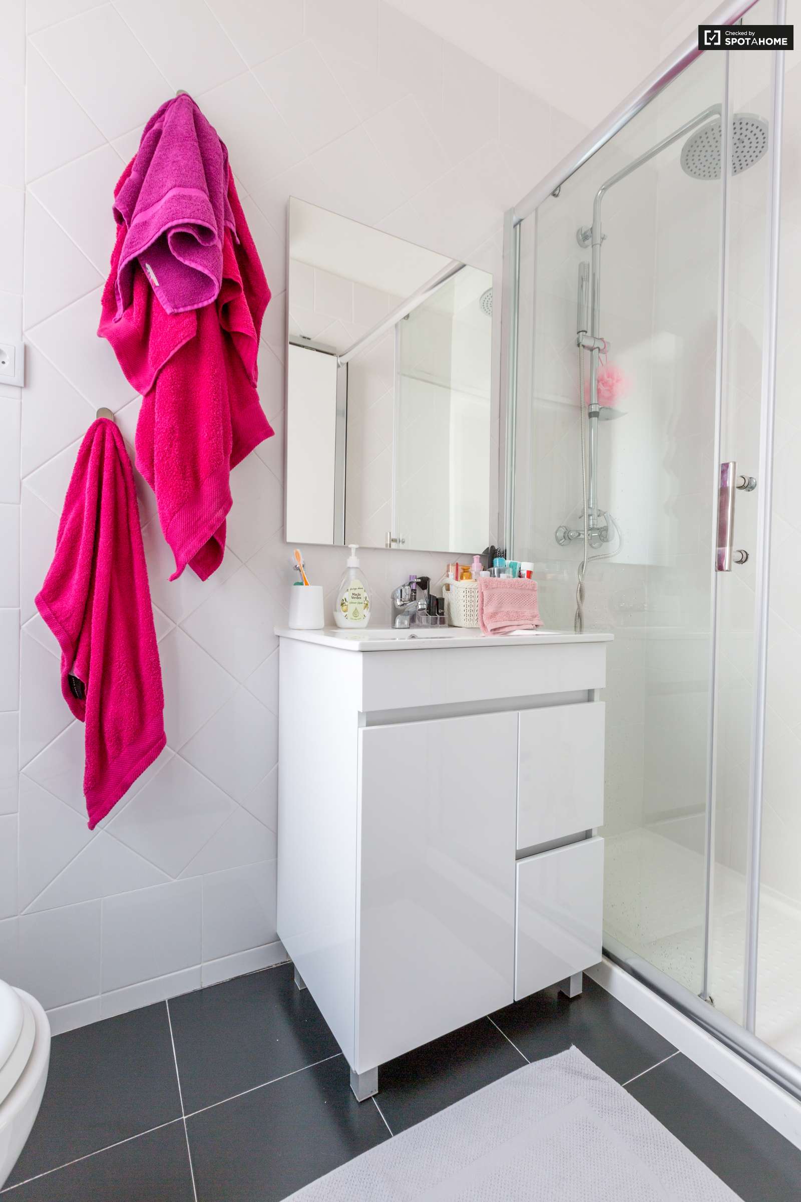 Double bed in Rooms for rent in beautiful 6-bedroom apartment near Roma-Areeiro train station