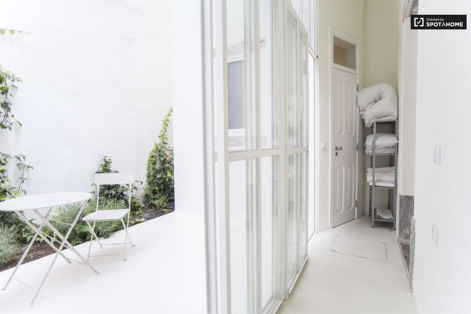 Cosy studio apartment with terrace for rent in Penha de França