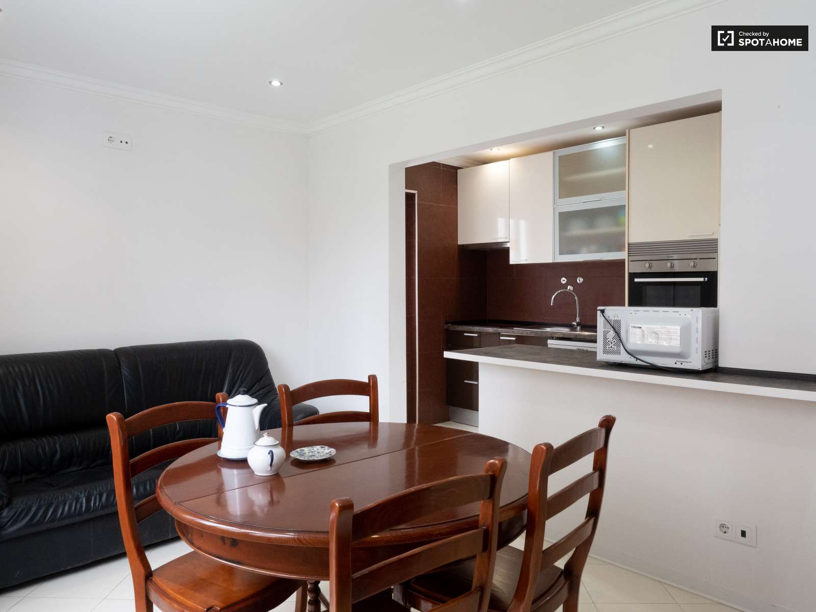 Double bed in Rooms to rent in spacious 6-bedroom house in Caparica, Lisbon