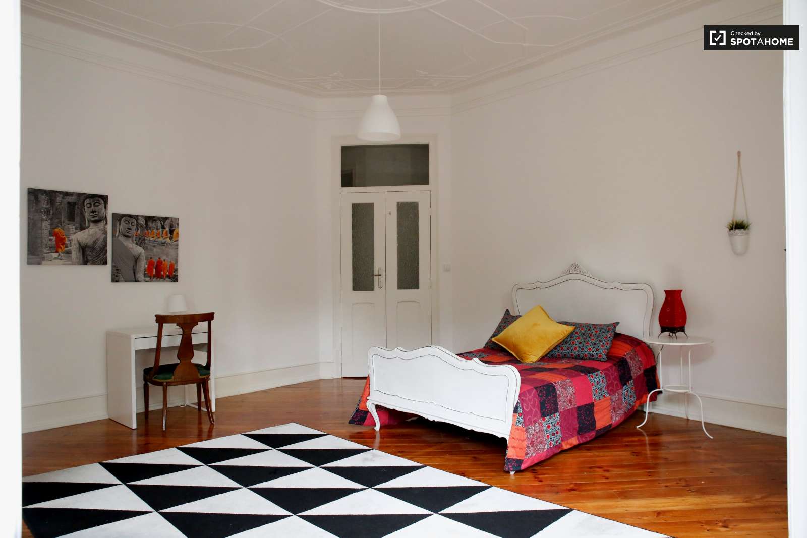 Double bed in Charming rooms for rent in modern 4-bedroom apartment in Alcântara