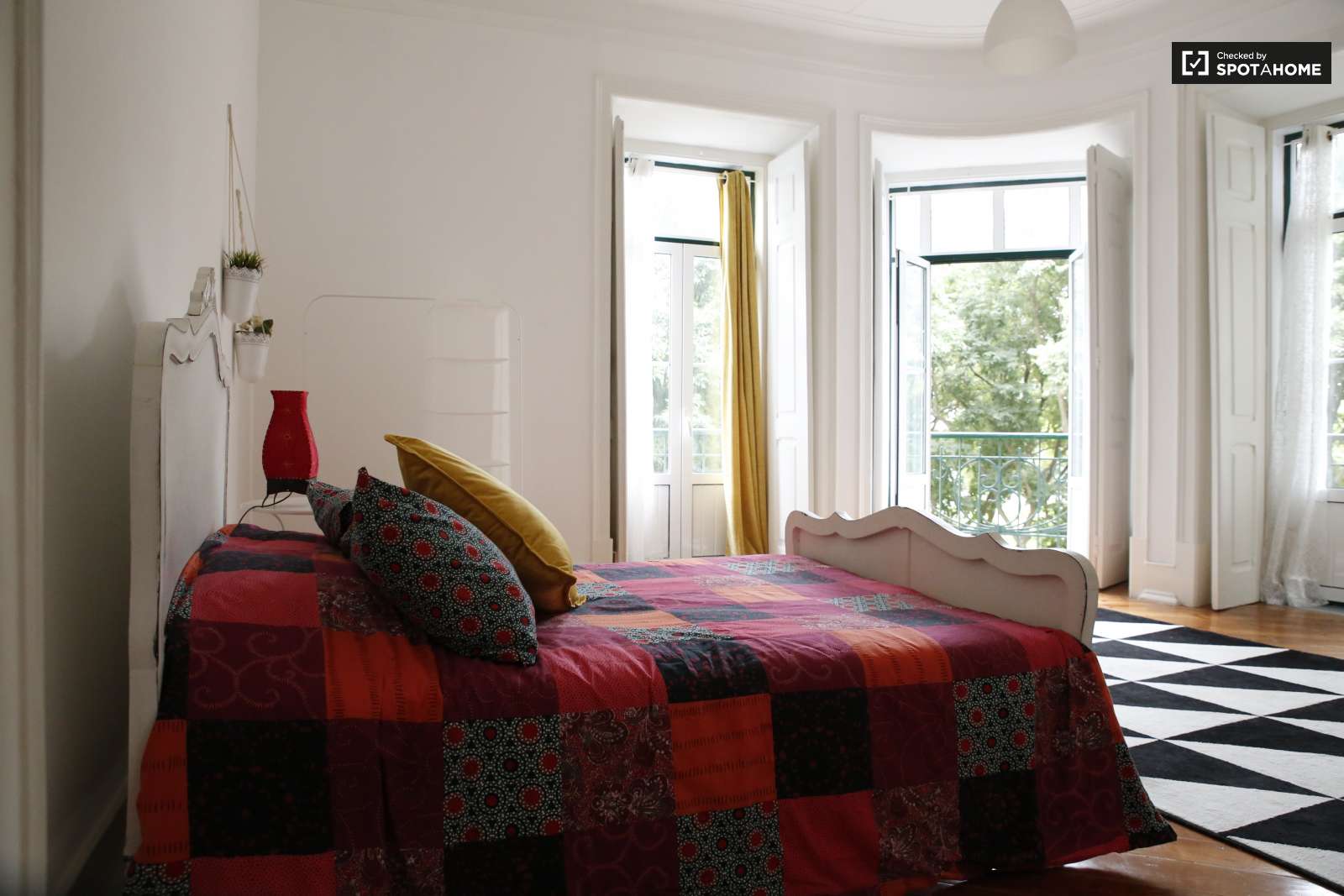 Double bed in Charming rooms for rent in modern 4-bedroom apartment in Alcântara