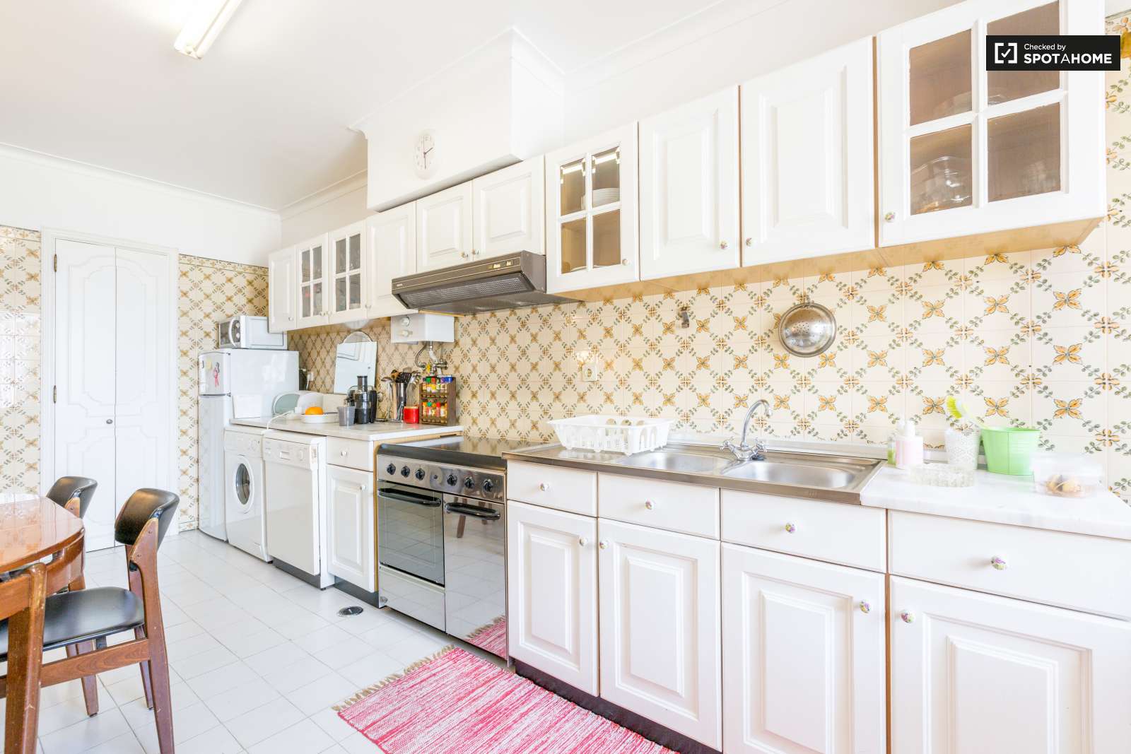 Single Bed in Room for rent in bright 2-bedroom apartment in São Jõao