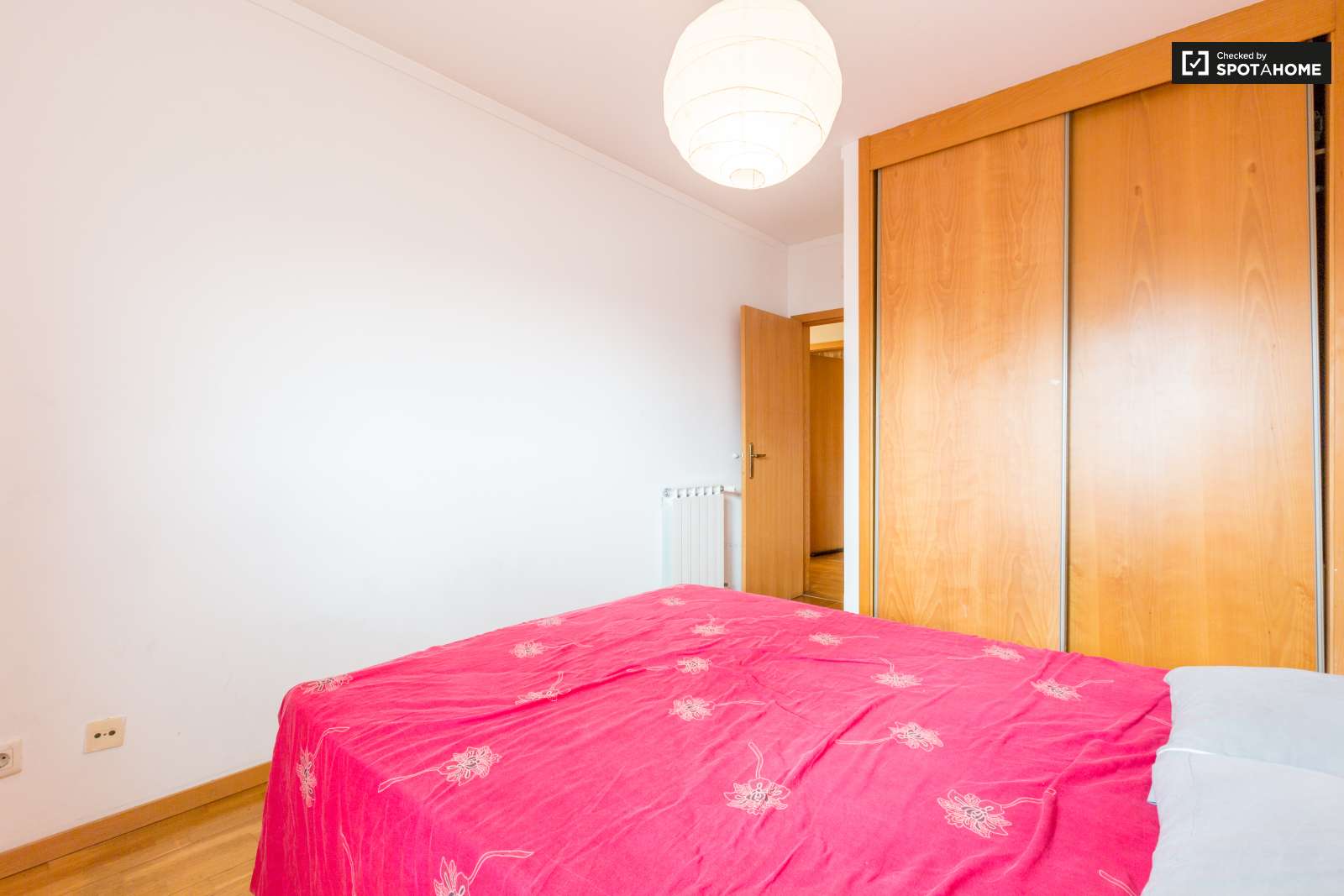 Double Bed in Rooms for rent in sunny 4-bedroom flat in Quinta dos Barros