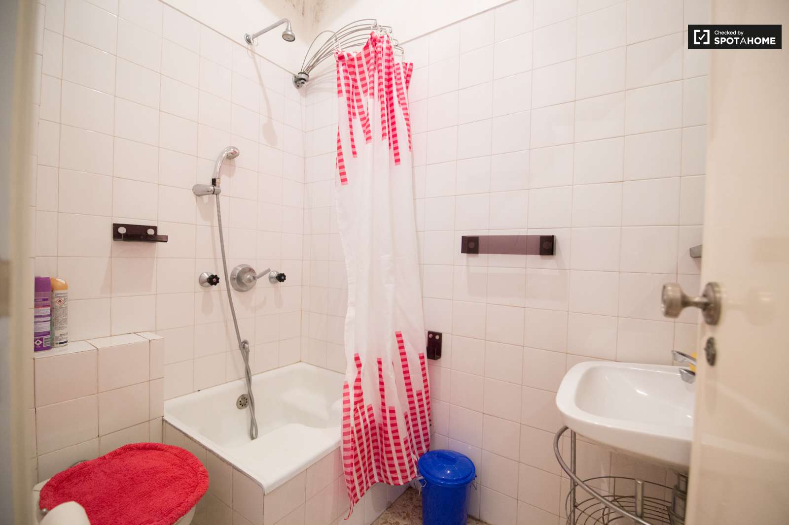 Single Bed in Rooms for rent in 3-bedroom apartment with AC in Portela