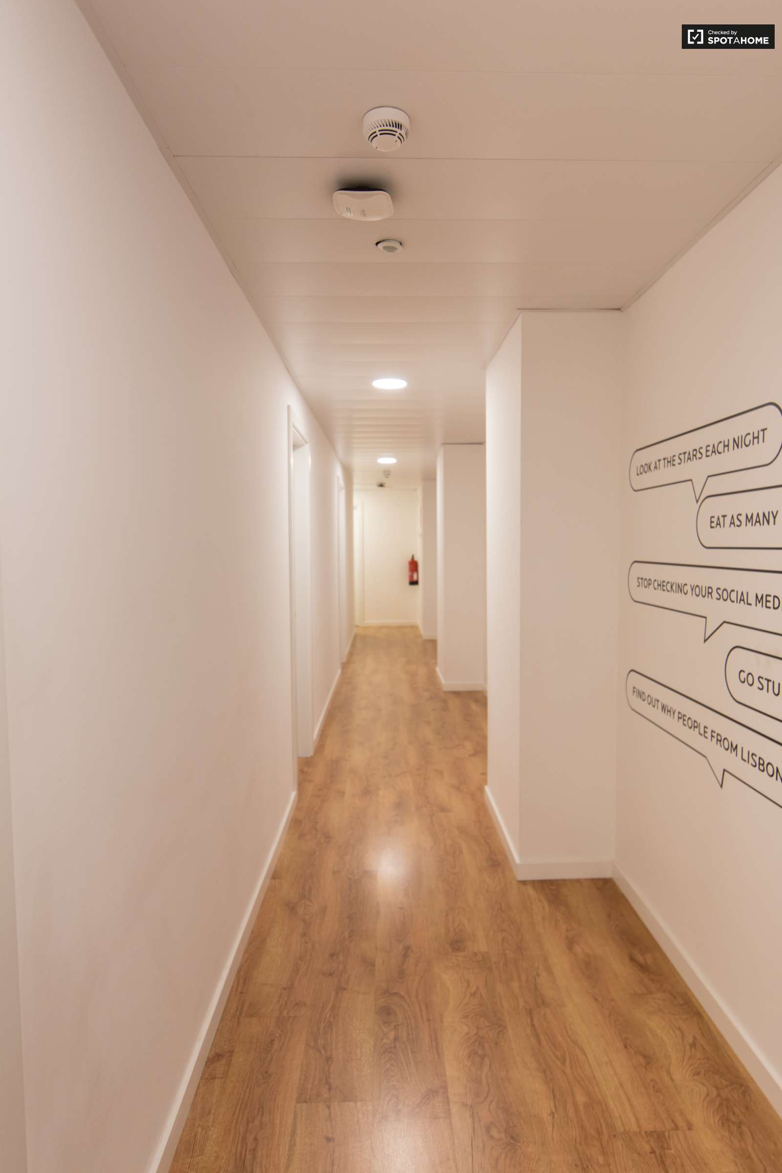 Double bed in En-suite rooms for rent in large residence in Alvalade