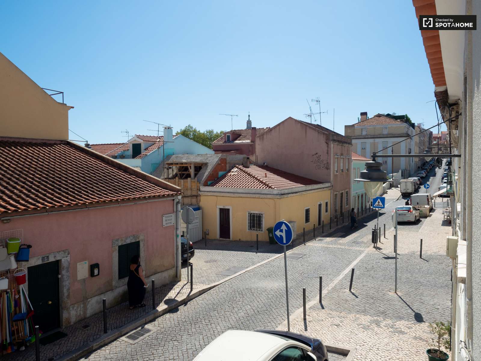 Bright studio apartment for rent in Ajuda