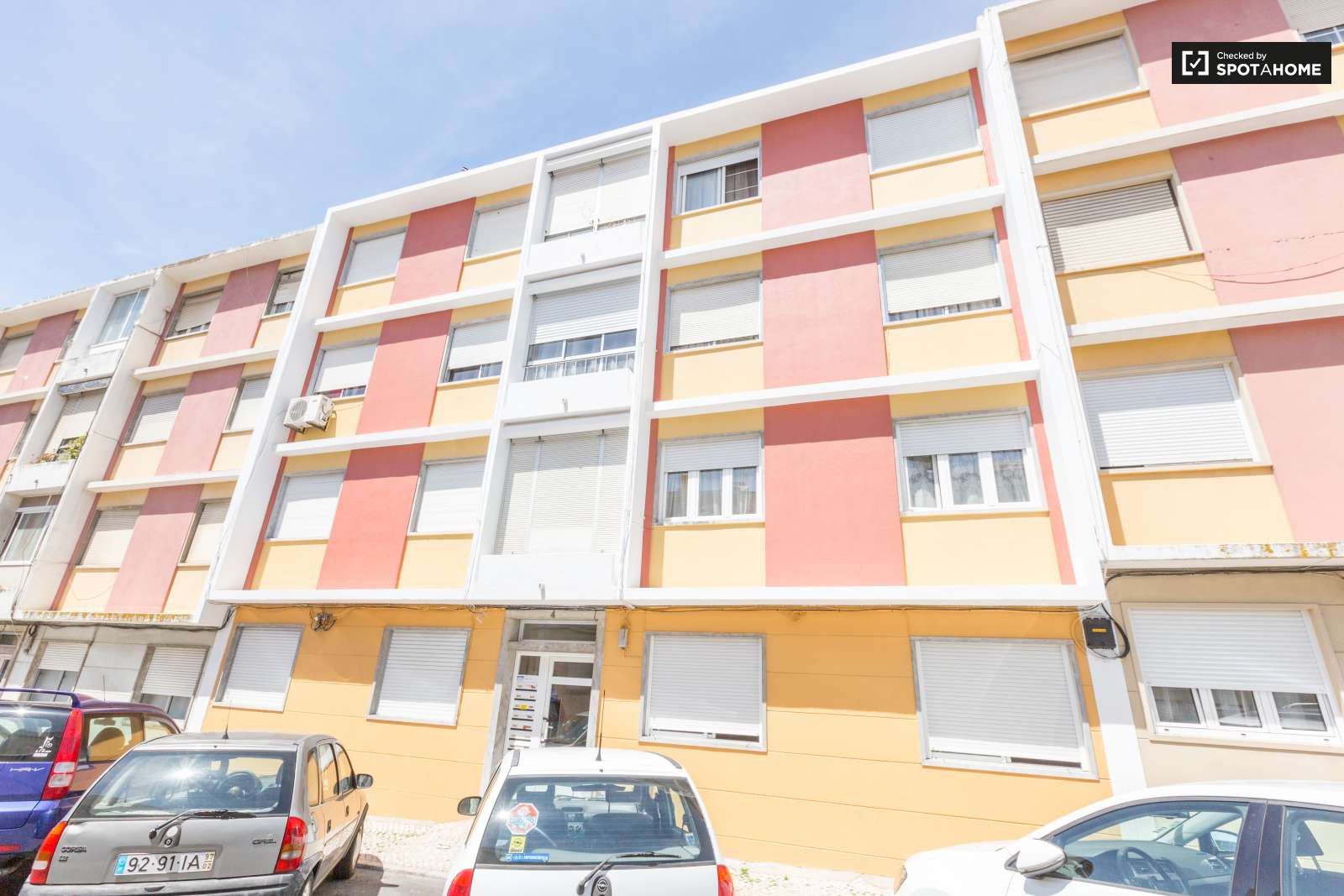 Double bed in Charming rooms for rent in lovely 3-bedroom flatshare in Beato