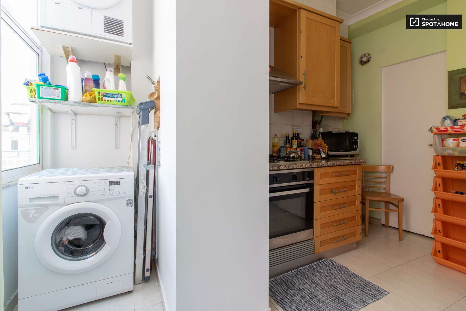 Double bed in Rooms for rent in sunny 5-bedroom apartment with AC in authentic Arroios