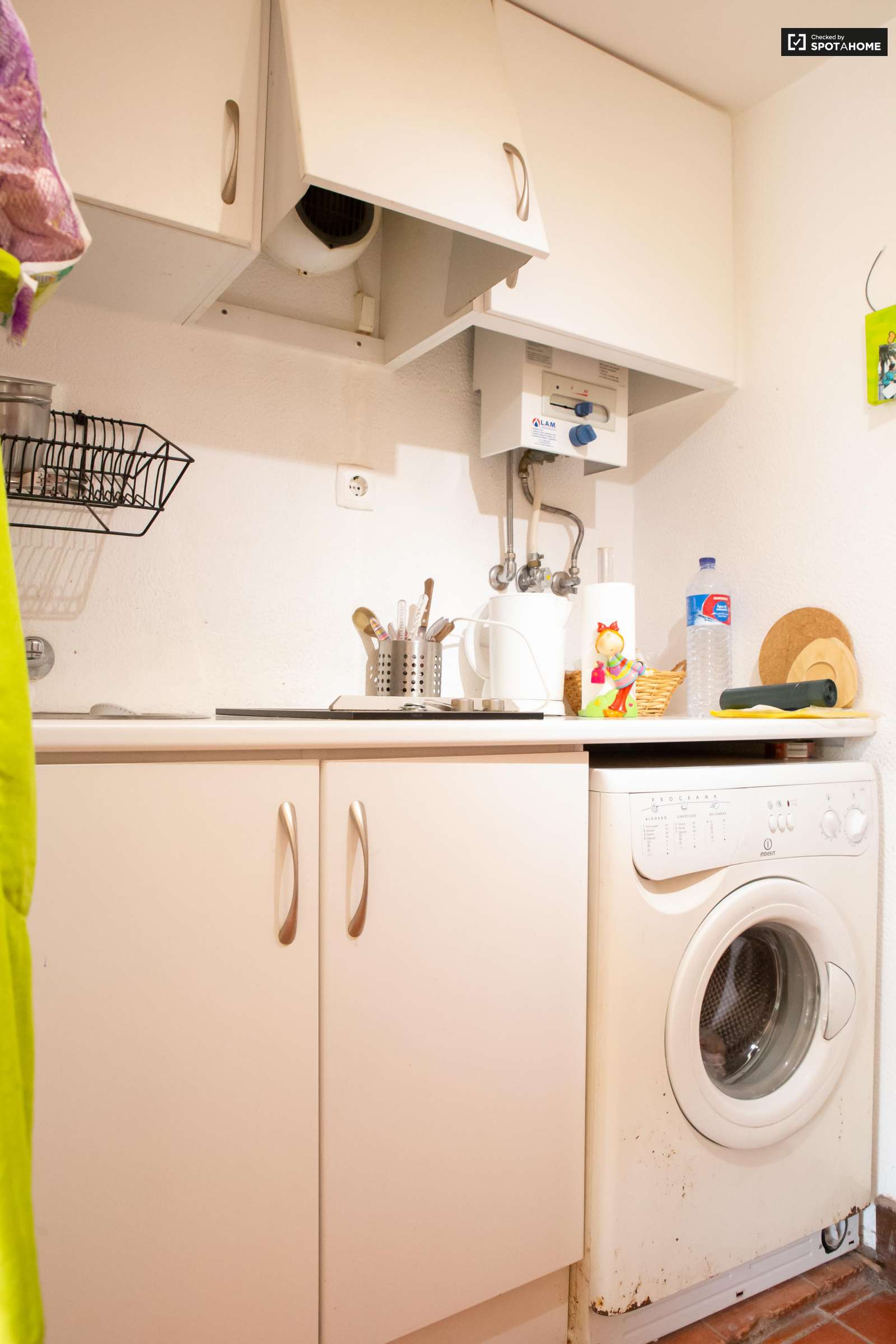 Colourful studio apartment for rent in Estoril