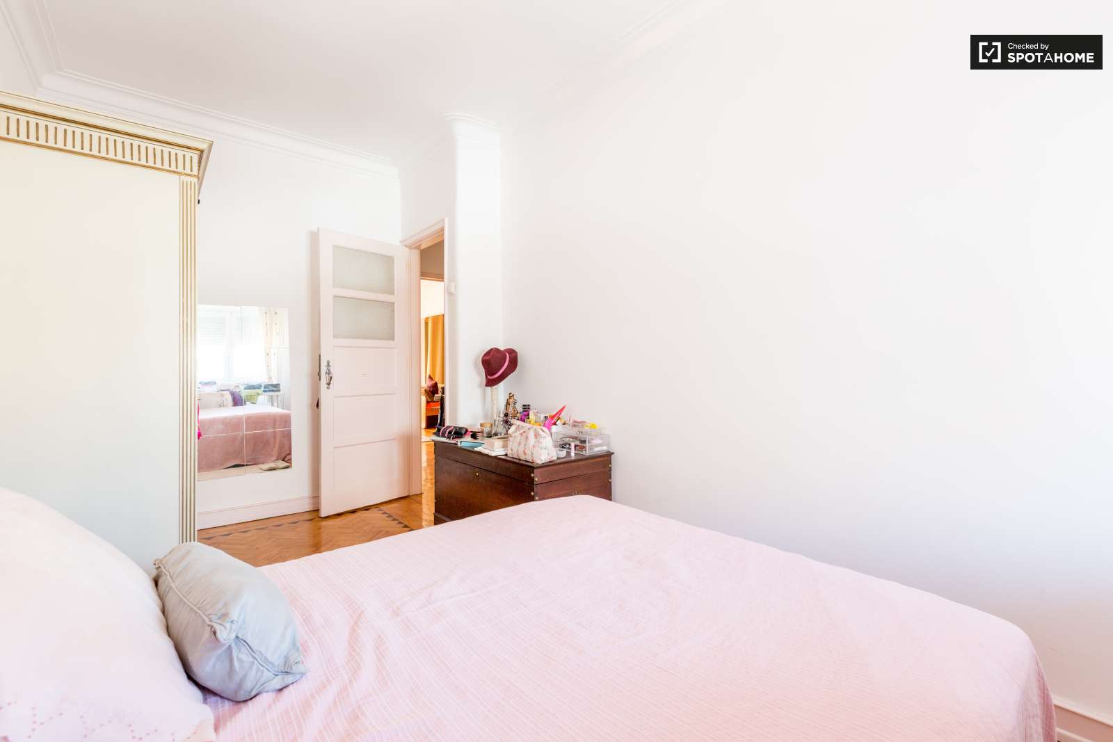 Quarto grande, com muita luz natural e uma varanda fechada. A 15 minutos do Maquês de Pombal em autocarro.