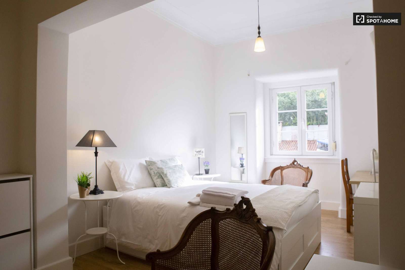 Double bed in Rooms for rent in sunny 3-bedroom apartment in São Domingos de Benfica