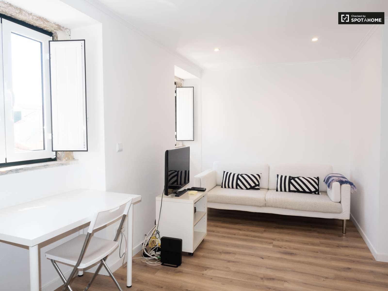 Bright studio apartment for rent in Ajuda