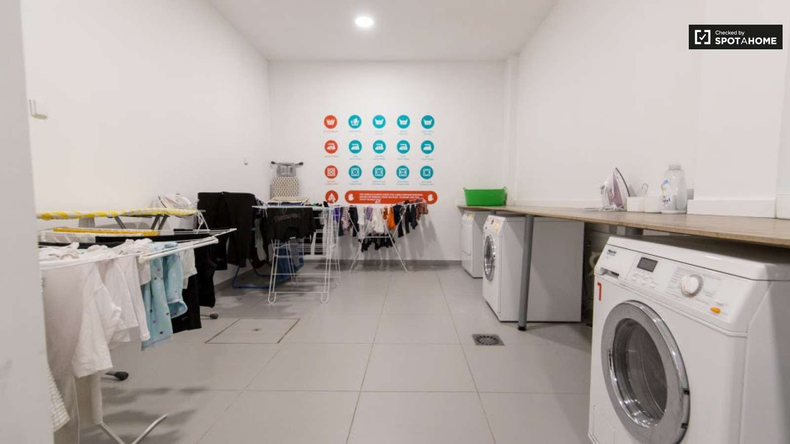 Double bed in Rooms for rent in 5-bedroom apartment near National Library of Portugal in Alvalade