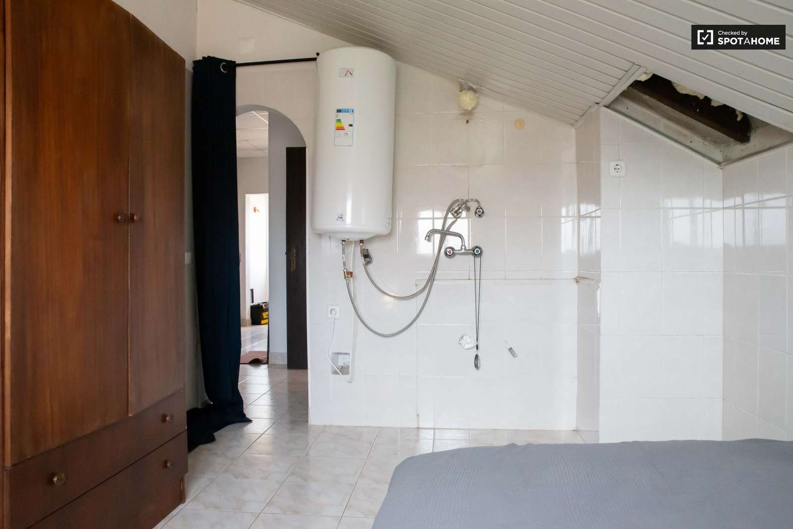 Double bed in Spacious rooms for rent in 5-bedroom house in Sao Domingos de Rana