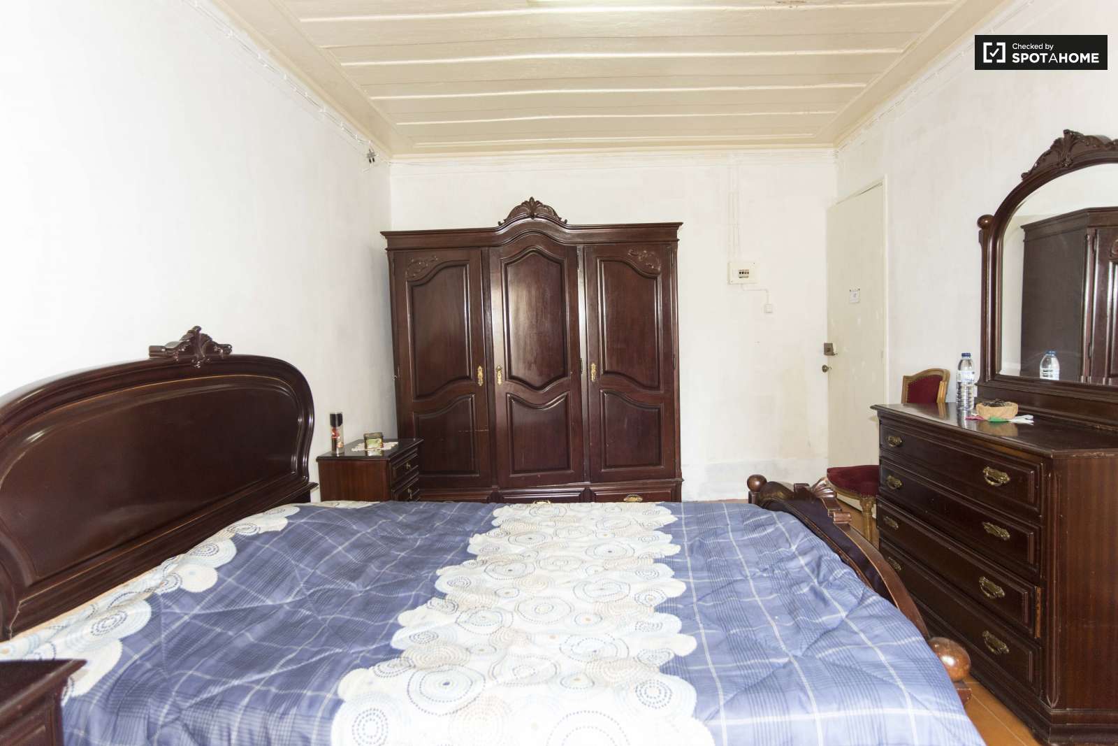 Double bed in Rooms for rent in furnished 2-bedroom apartment in Bairro Alto