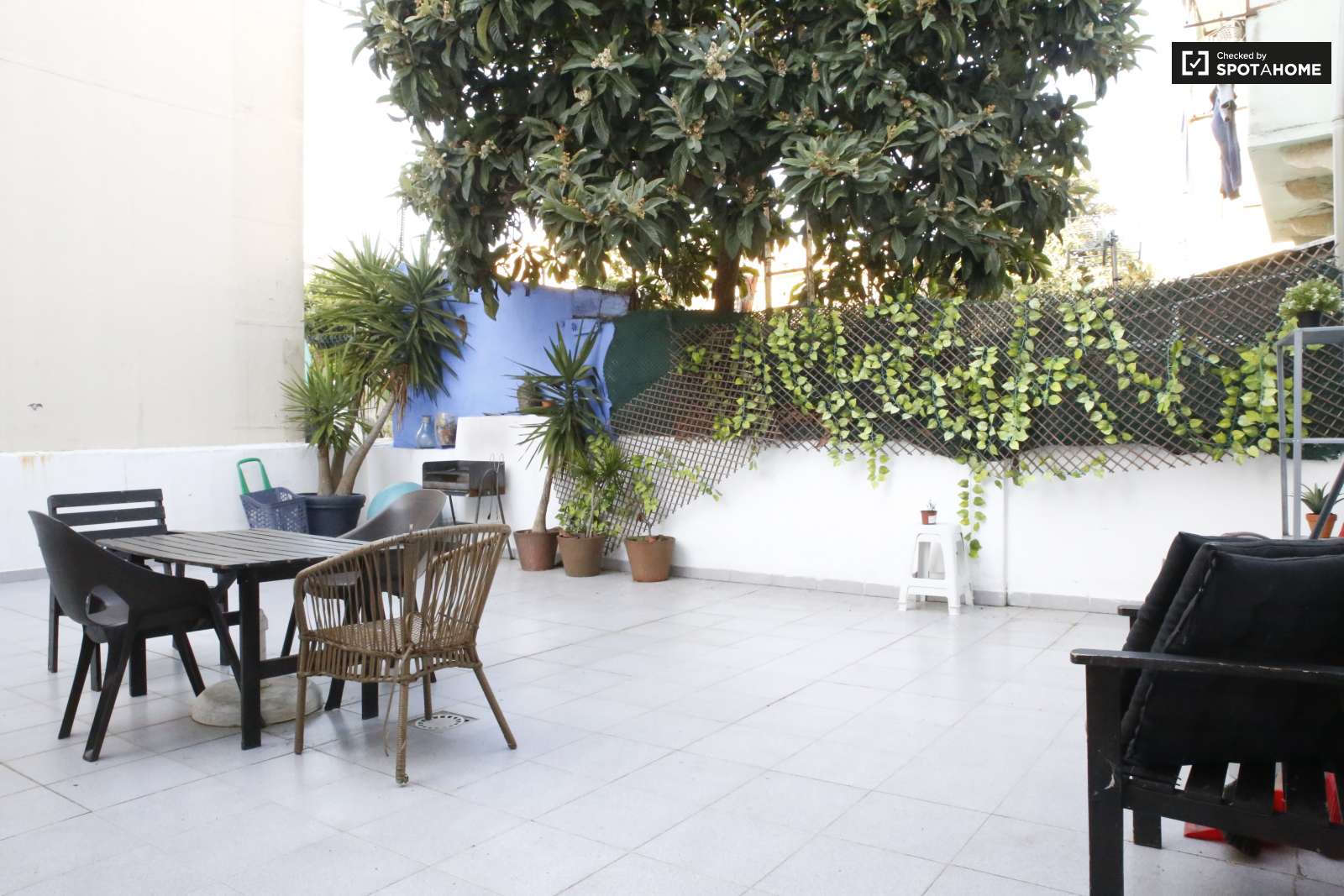 Excellent 3-bedroom apartment for rent near Feira da Ladra in Graça