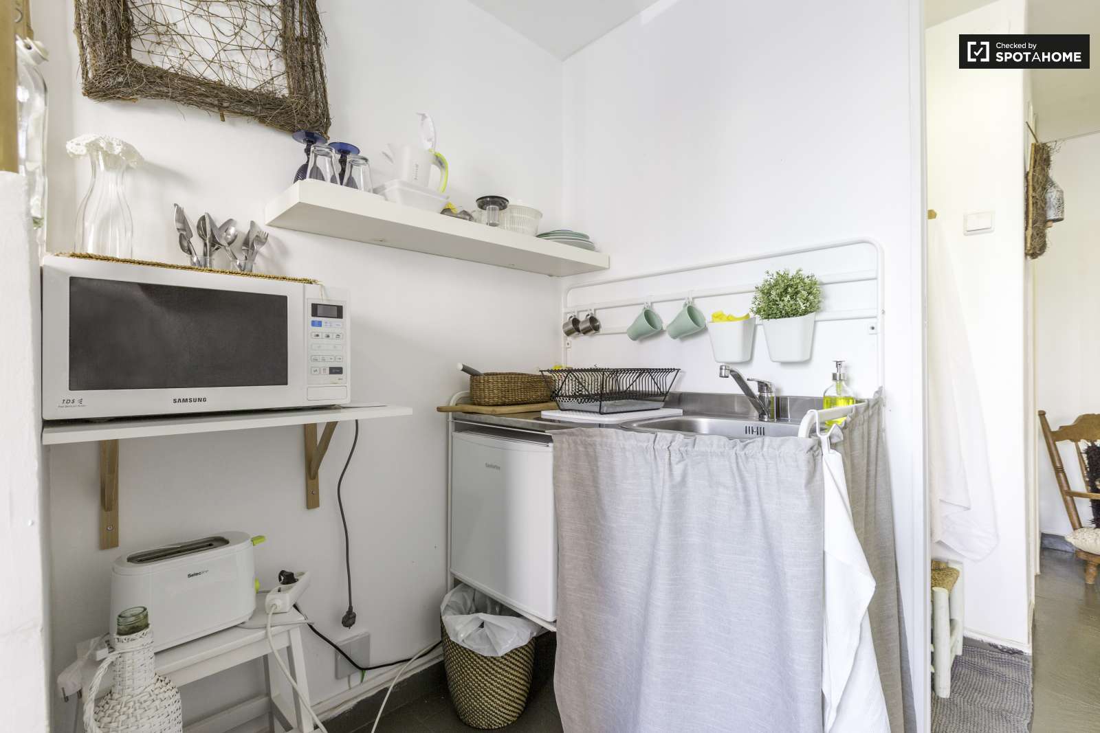 Beauty and Sunny Apartment For Rent In Lisbon