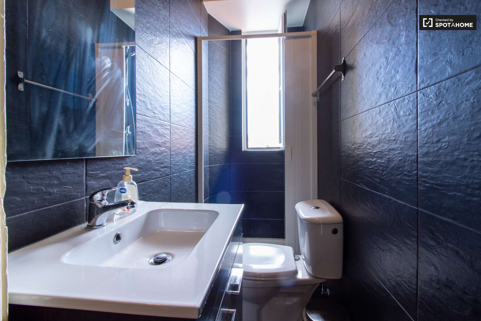 Double bed in Spacious rooms for rent in 6-bedroom apartment in Arroios