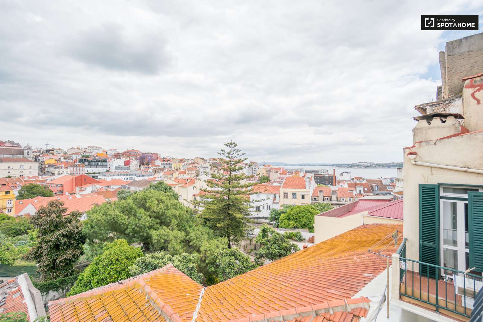 Beautiful 1-bedroom duplex apartment with terrace for rent in Santos