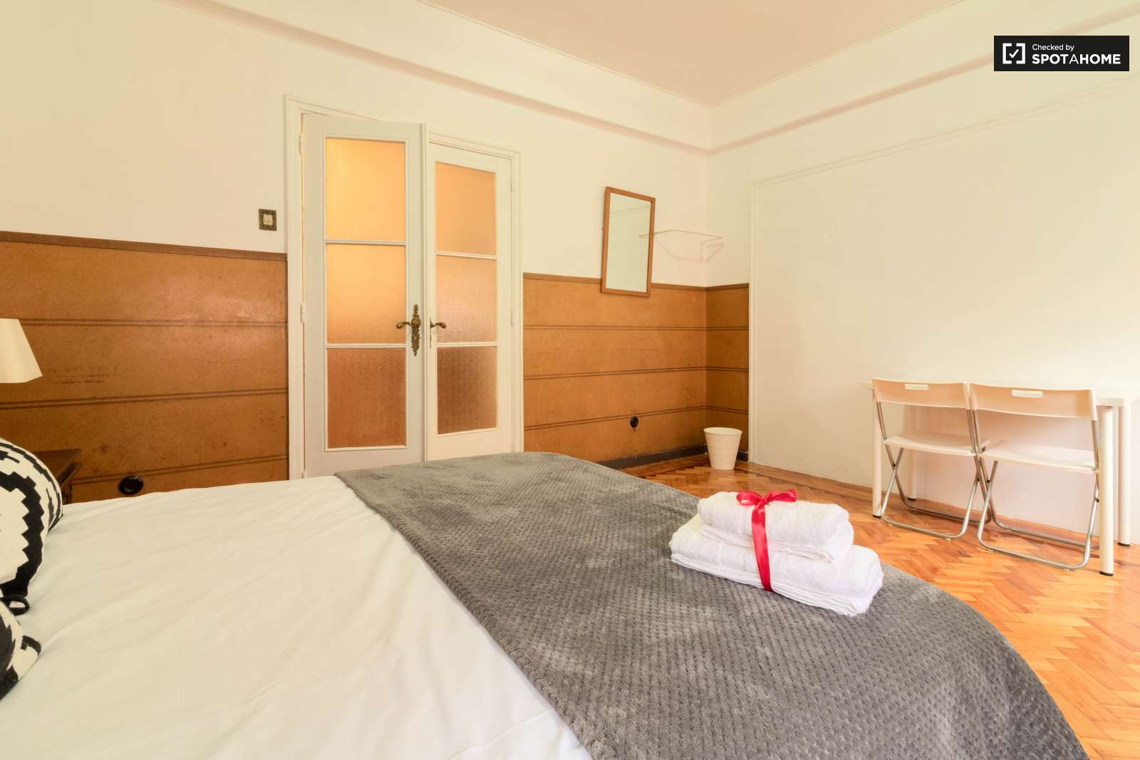 Double bed in Rooms for rent in spacious 5-bedroom apartment in Arroios