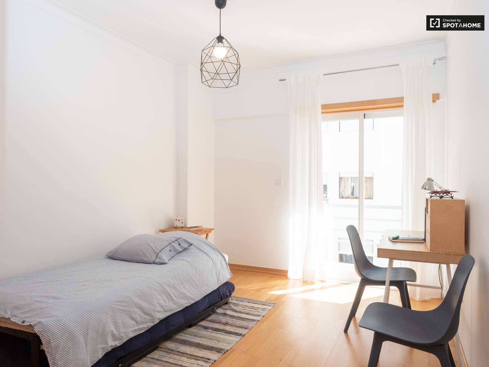 Single Bed in Sunny rooms for rent in flatshare near beach in Costa da Caparica