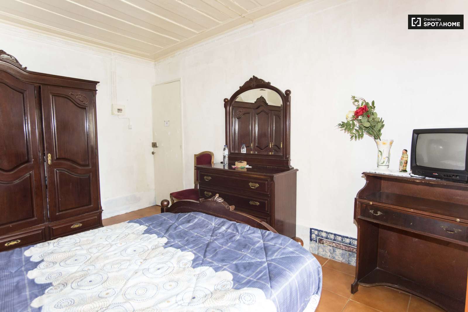 Double bed in Rooms for rent in furnished 2-bedroom apartment in Bairro Alto