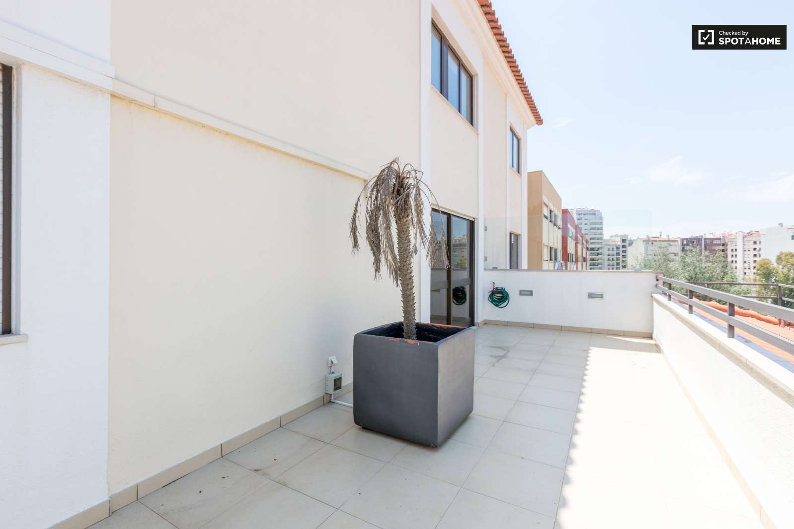 2-bedroom apartment with balcony for rent in São Domingos de Benfica