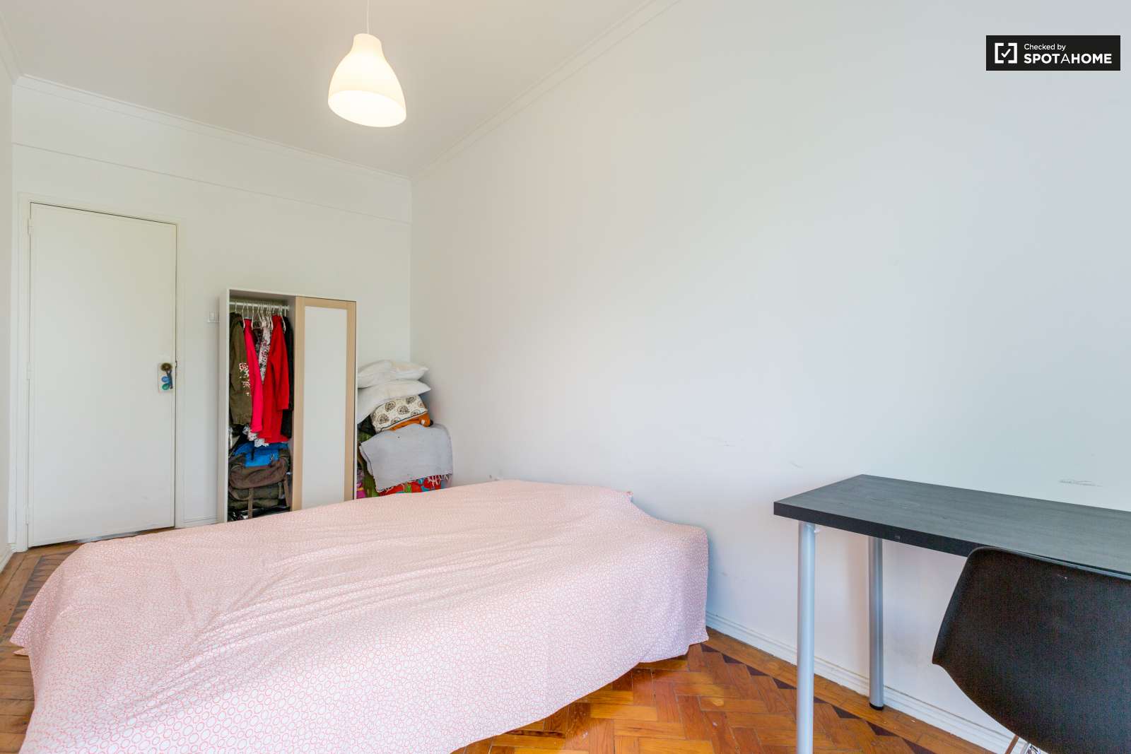 Large and Confortable Room for Rent in Cacém near Lisbon