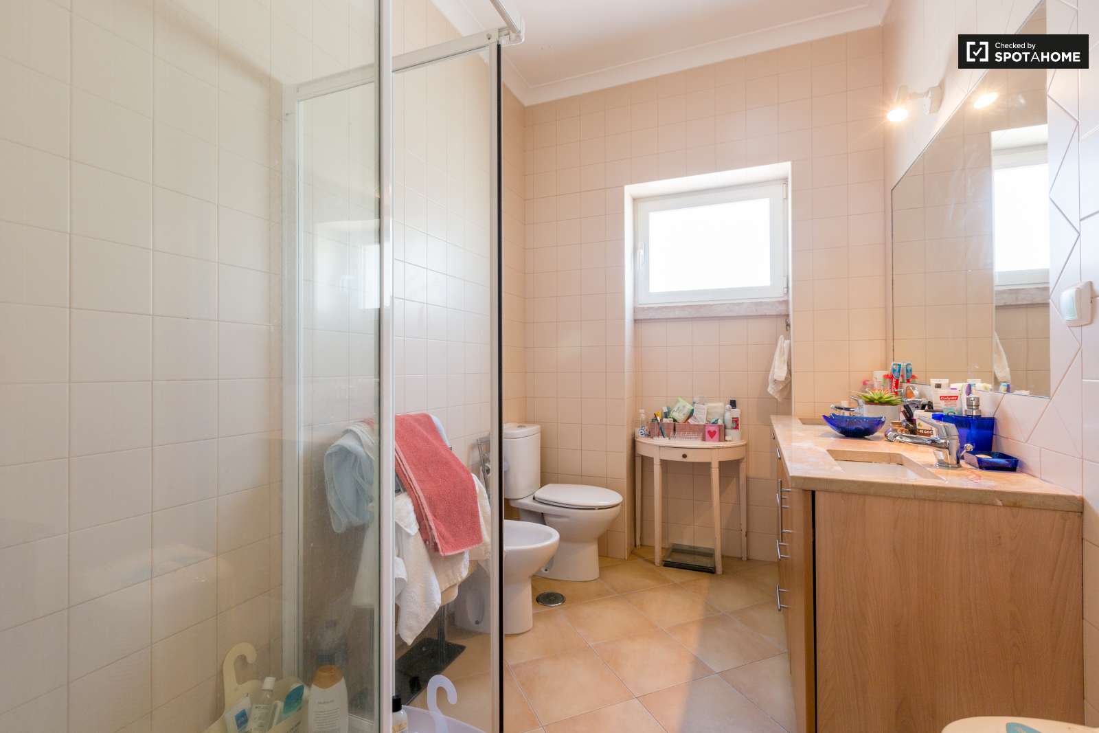 Quarto grande, com muita luz natural e uma varanda fechada. A 15 minutos do Maquês de Pombal em autocarro.