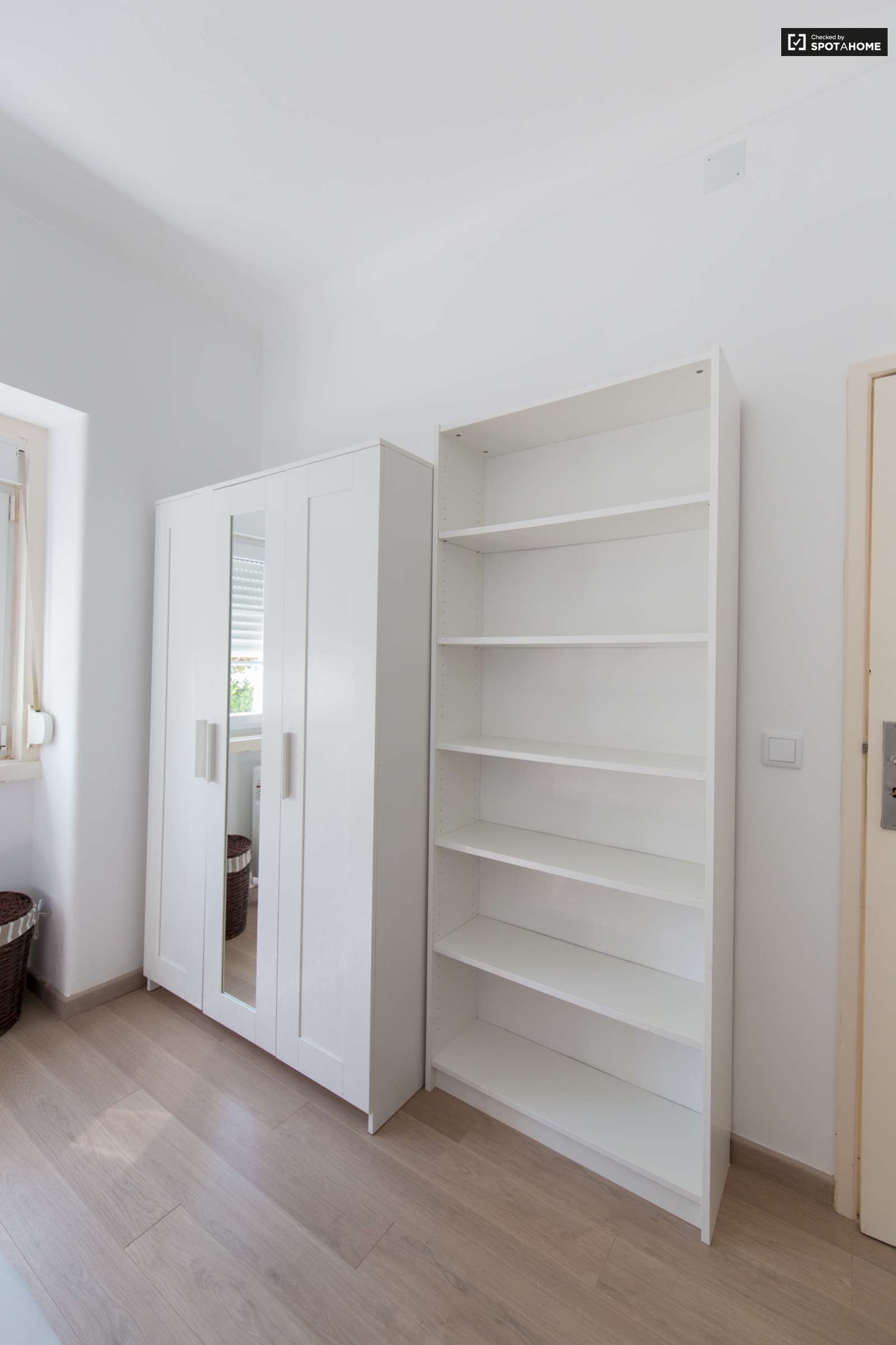 Large and Sunny Room for Rent in Olaias, Lisbon