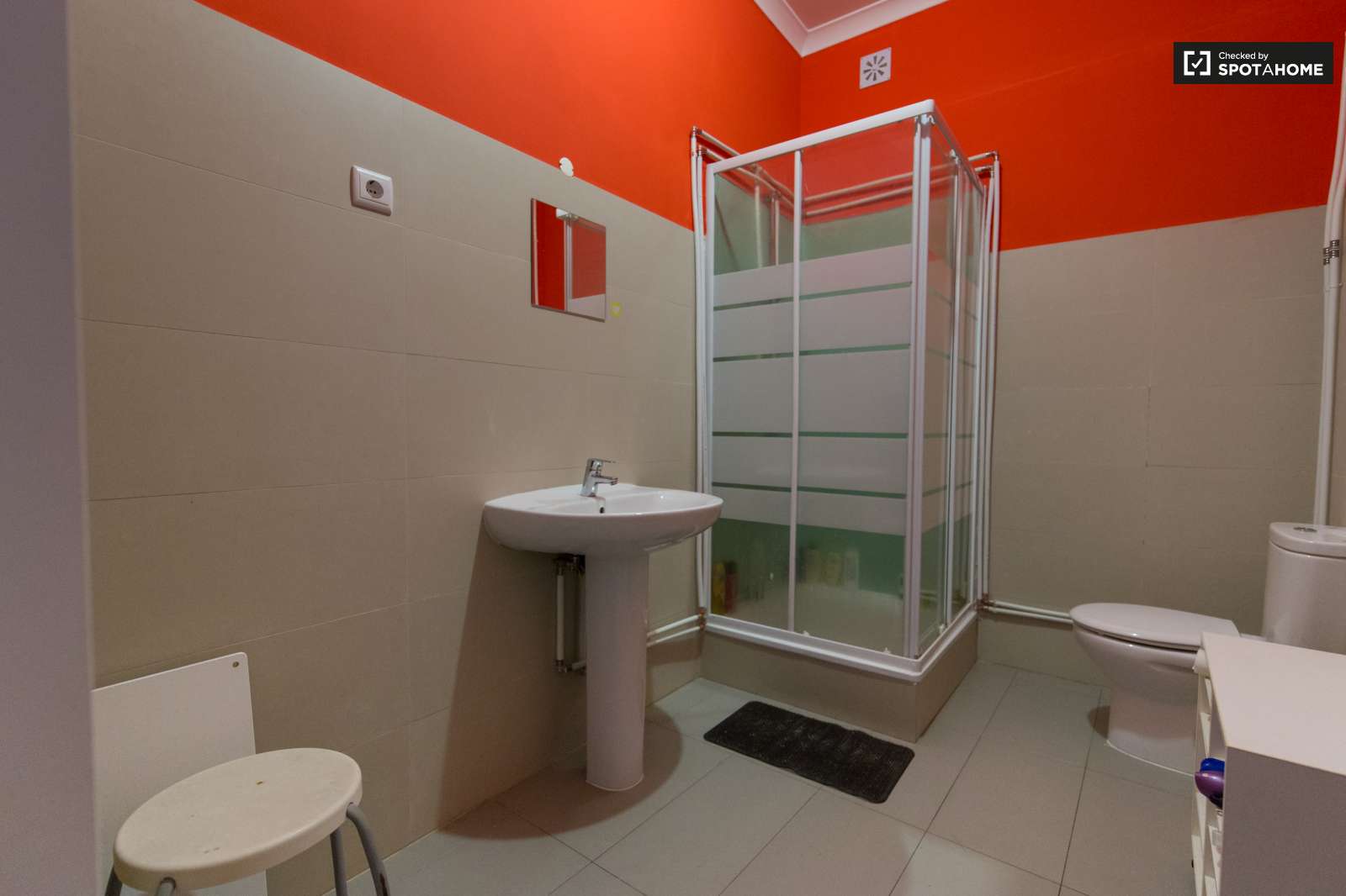 Double bed in Rooms for rent in modern 7-bedroom apartment in Avenidas Novas