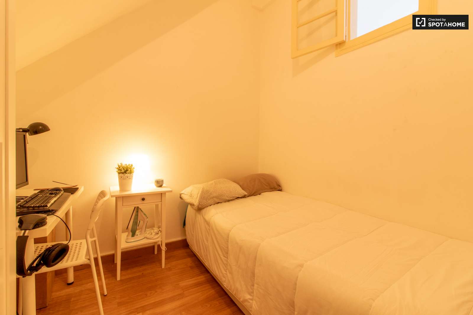 Double bed in Spacious rooms for rent in 6-bedroom apartment in Arroios