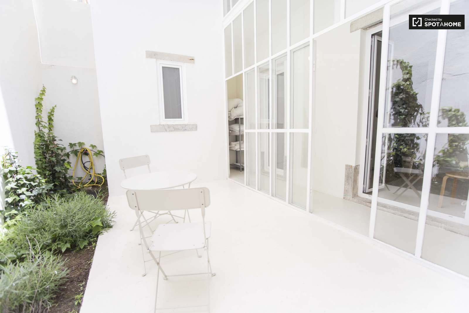 Cosy studio apartment with terrace for rent in Penha de França