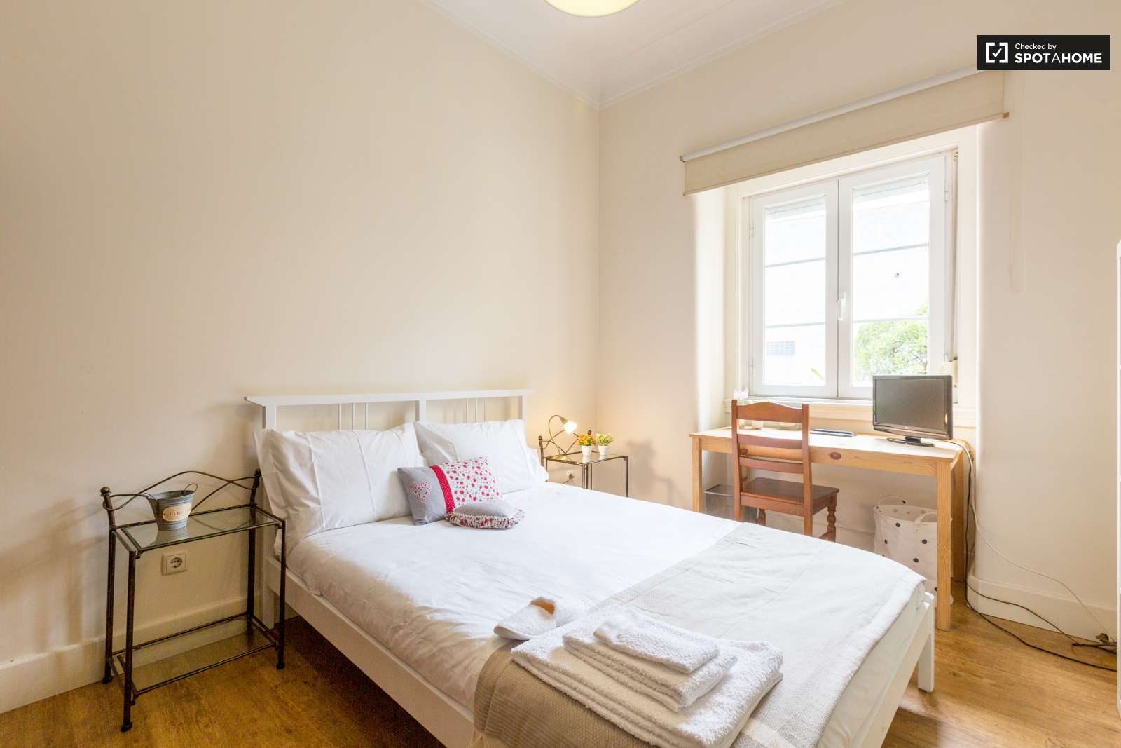 Double bed in Rooms for rent in sunny 3-bedroom apartment in São Domingos de Benfica