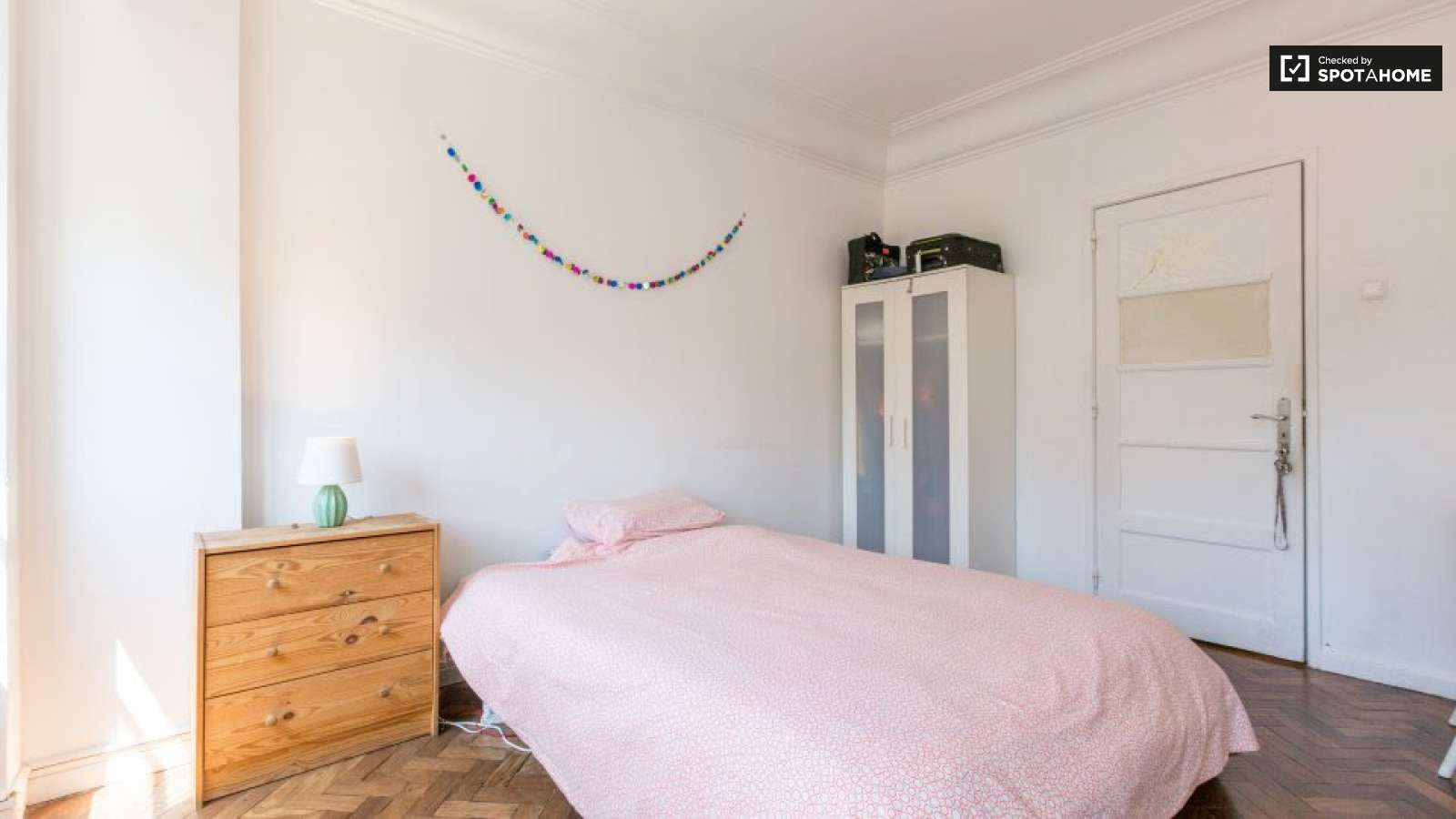 Cozy single room in Carcavelos, 10 min to the train station to Lisbon