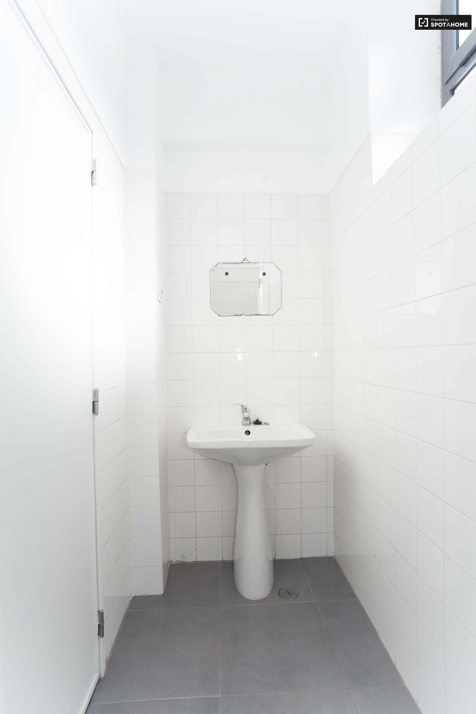 Single Bed in Furnished rooms for rent in super cool shared students residence in Avenidas Nova