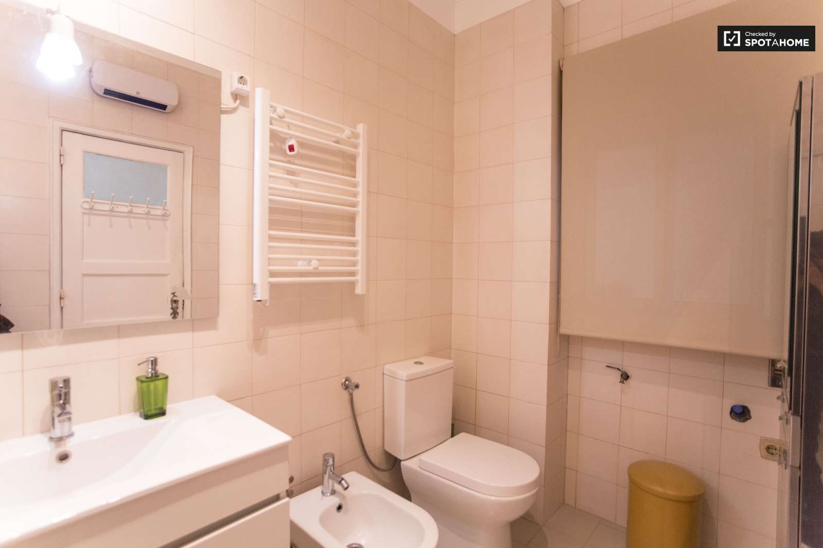 Cosy room in Polo Universitario da Ajuda