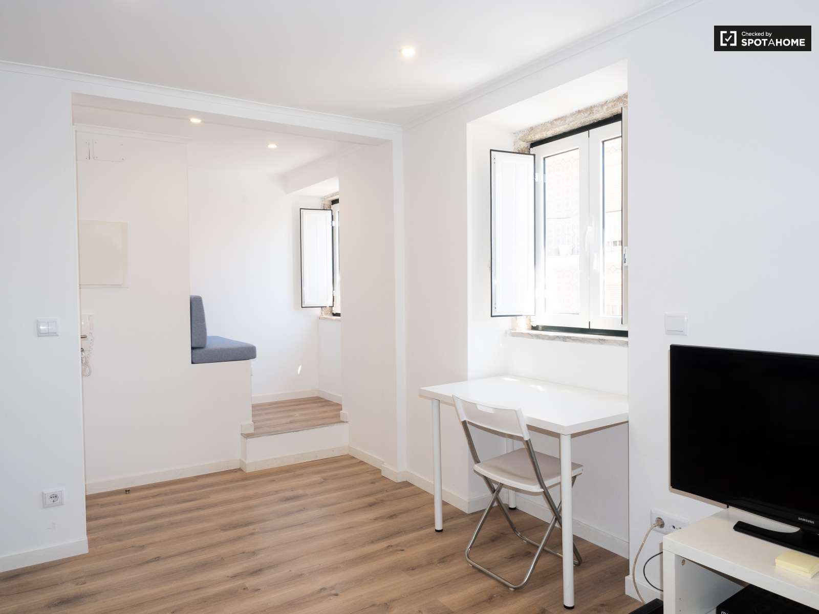 Bright studio apartment for rent in Ajuda