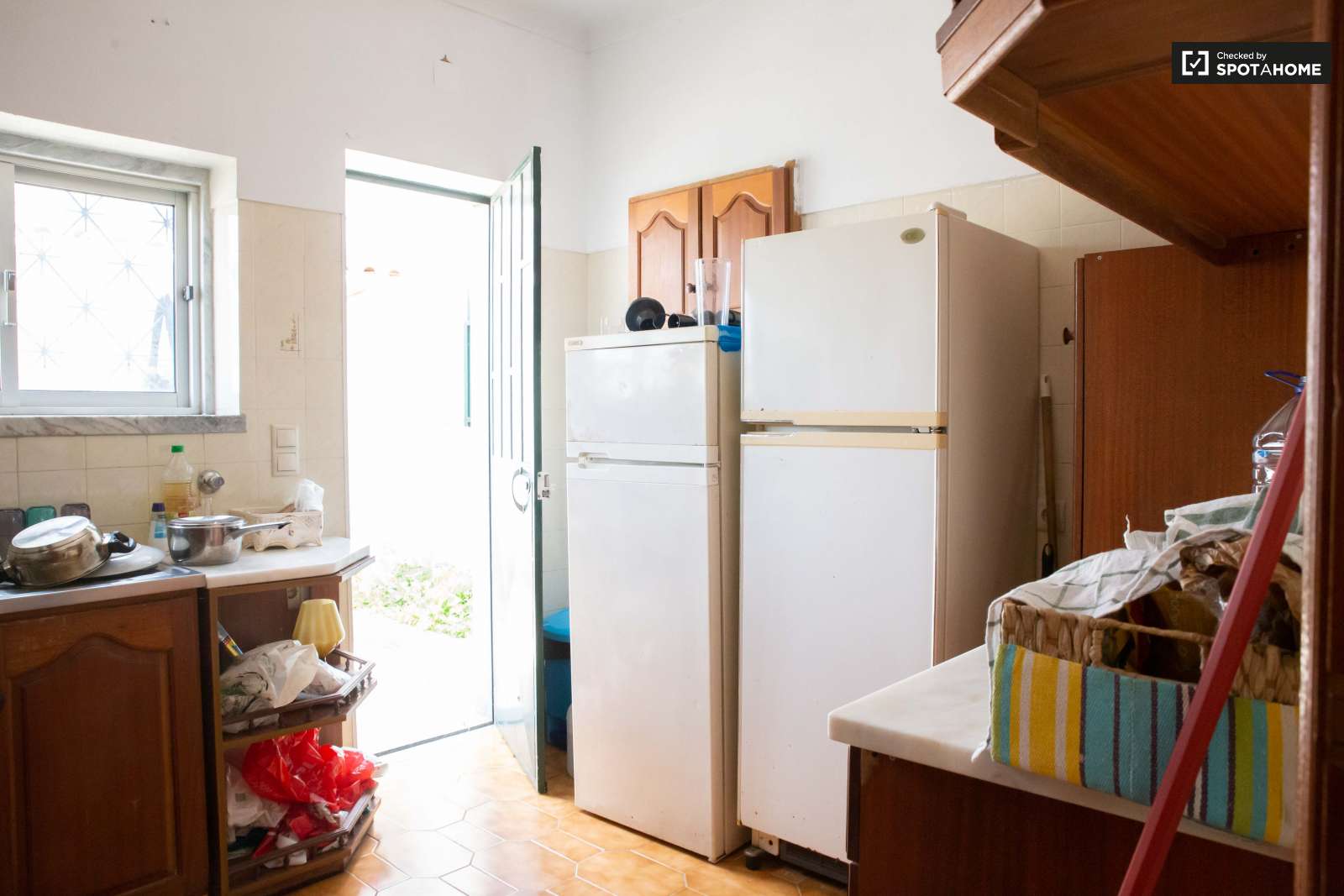 Double bed in Spacious rooms for rent in 5-bedroom house in Sao Domingos de Rana