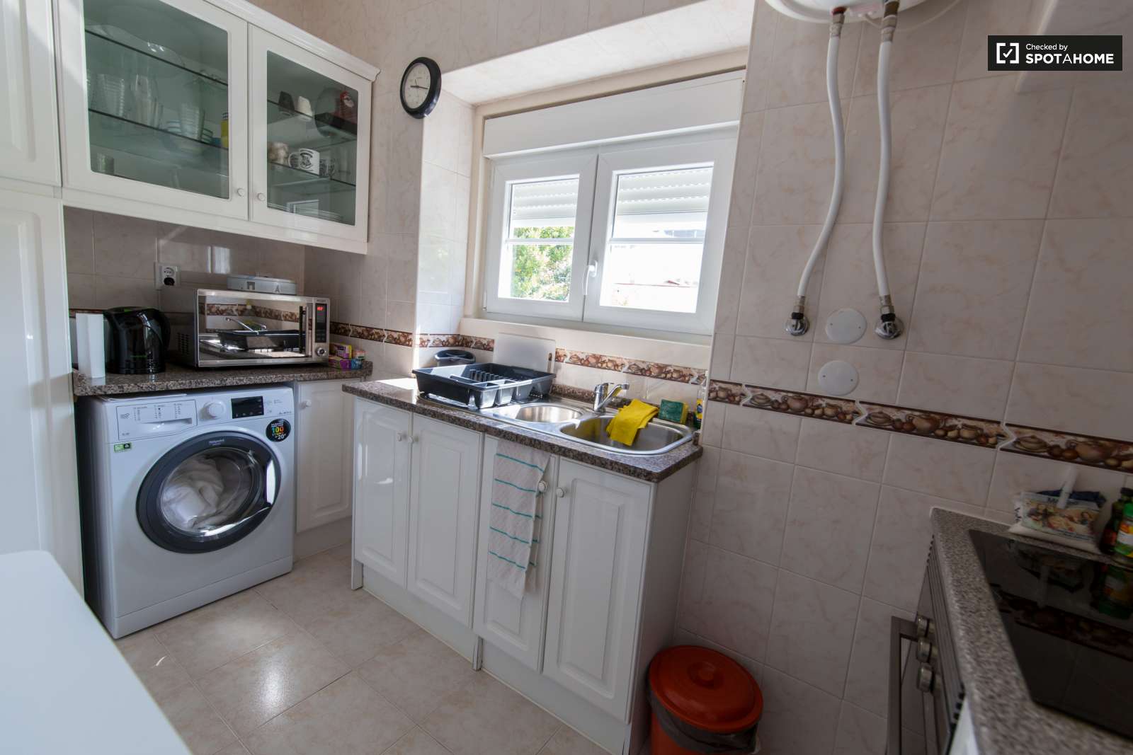 Large and Sunny Room for Rent in Olaias, Lisbon