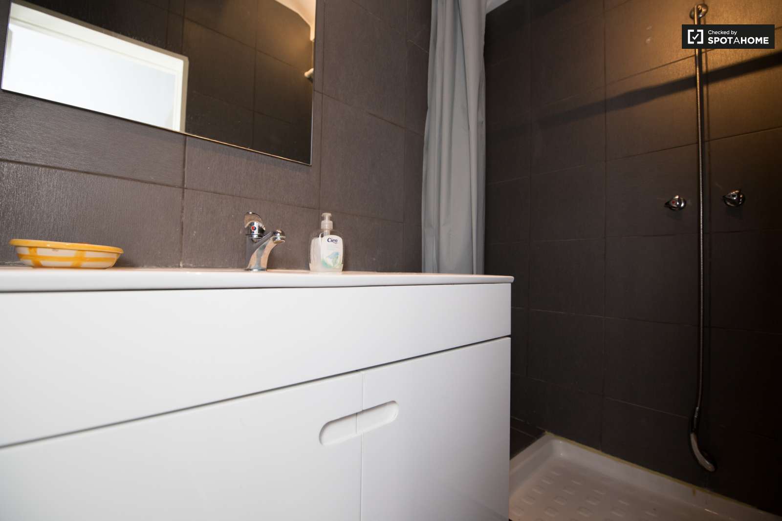 Single Bed in Rooms for rent in 6-bedroom apartment in Alcântara