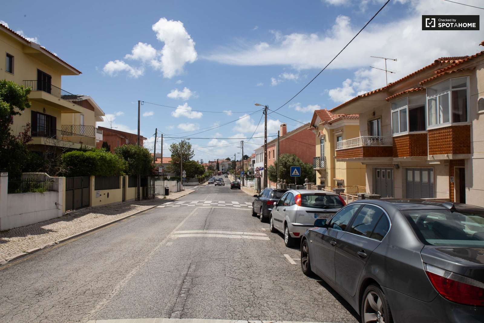 Double bed in Rooms for rent in charming 5-bedroom house in Estoril