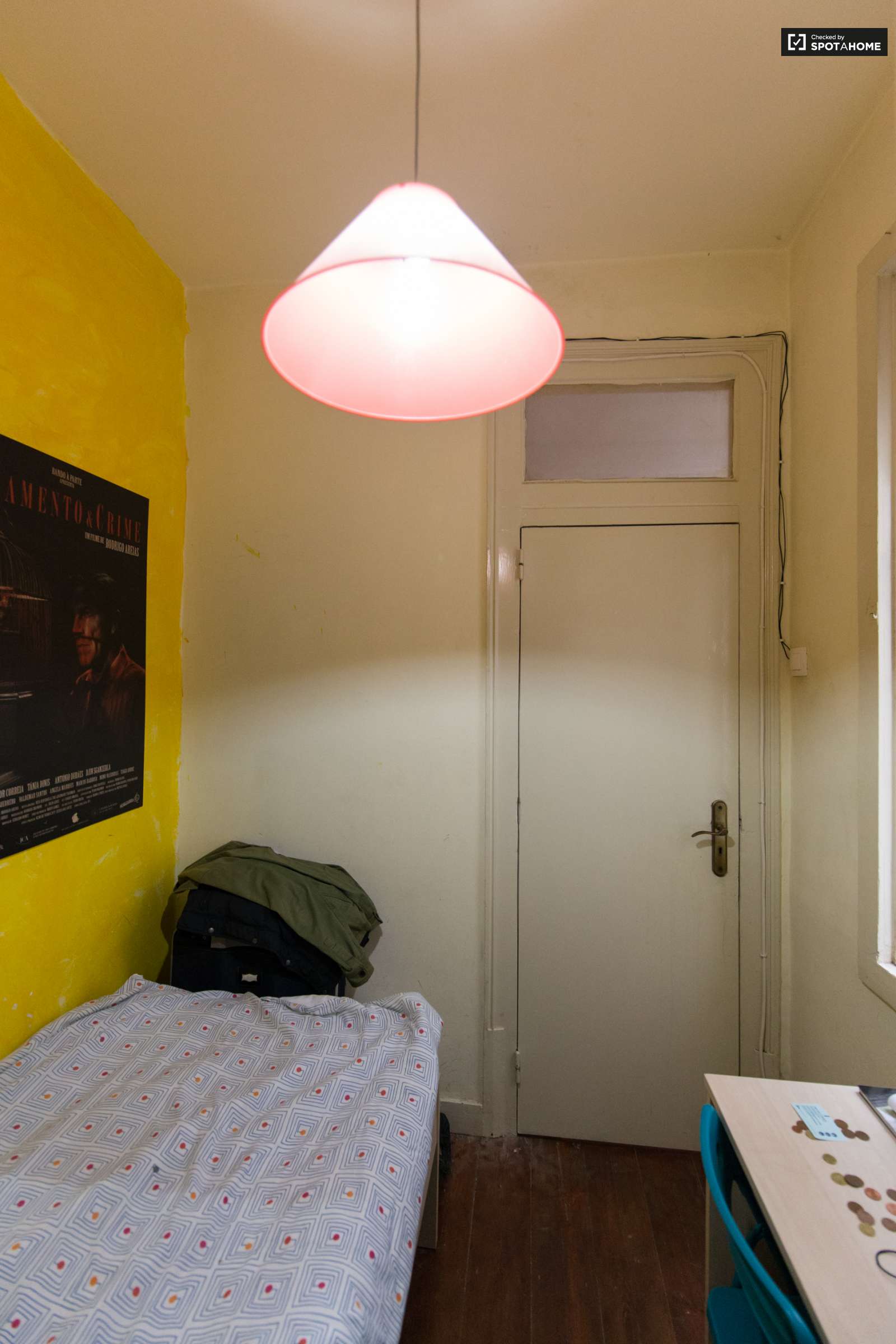 Large room with private bathroom. A lot of space and good facilities around.