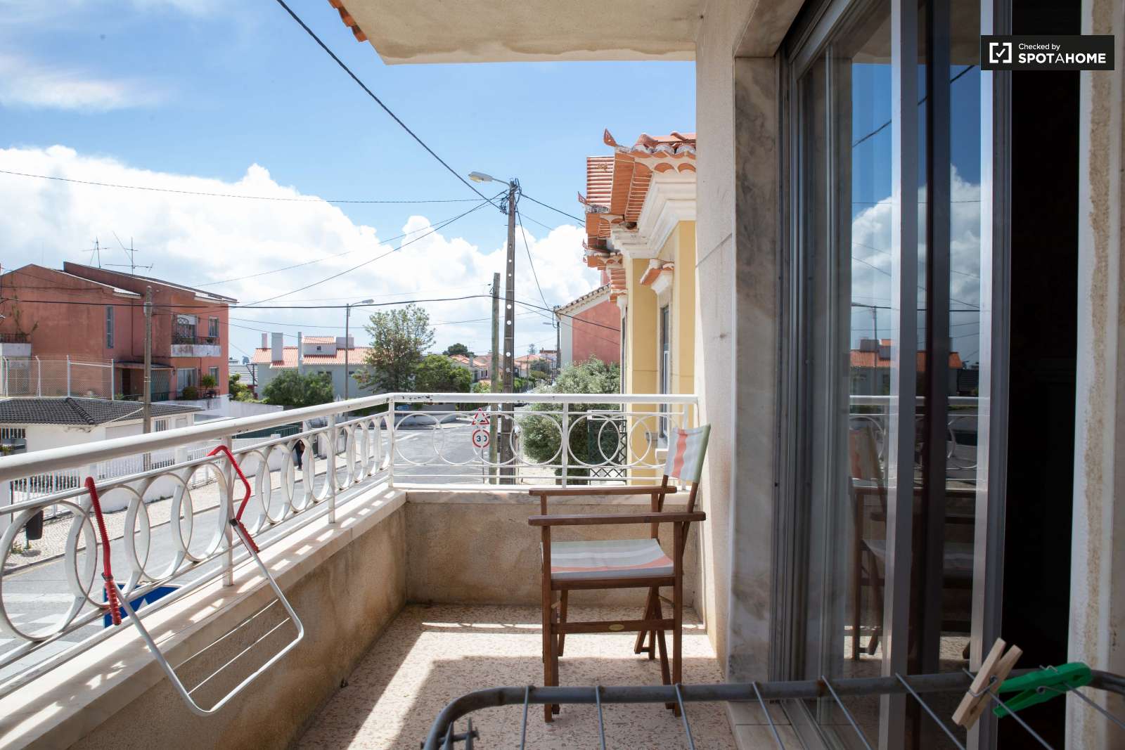 Double bed in Rooms for rent in charming 5-bedroom house in Estoril