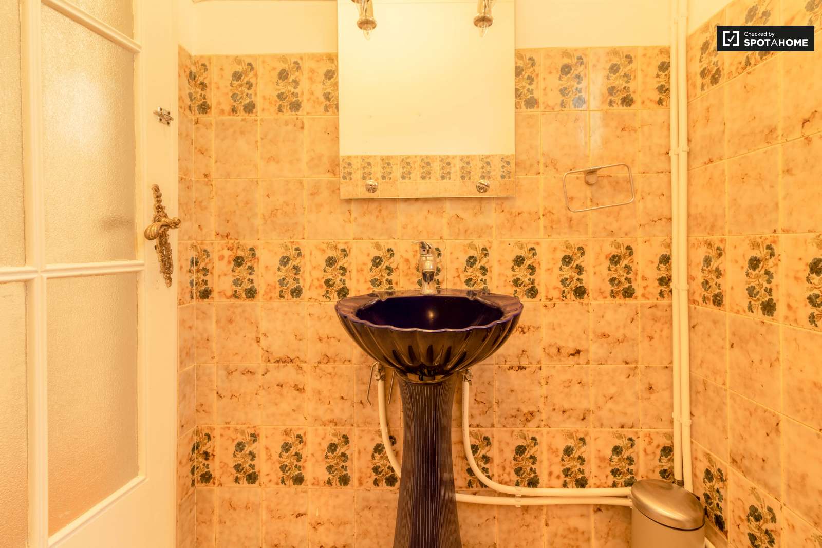 Double bed in Rooms for rent in spacious 5-bedroom apartment in Arroios