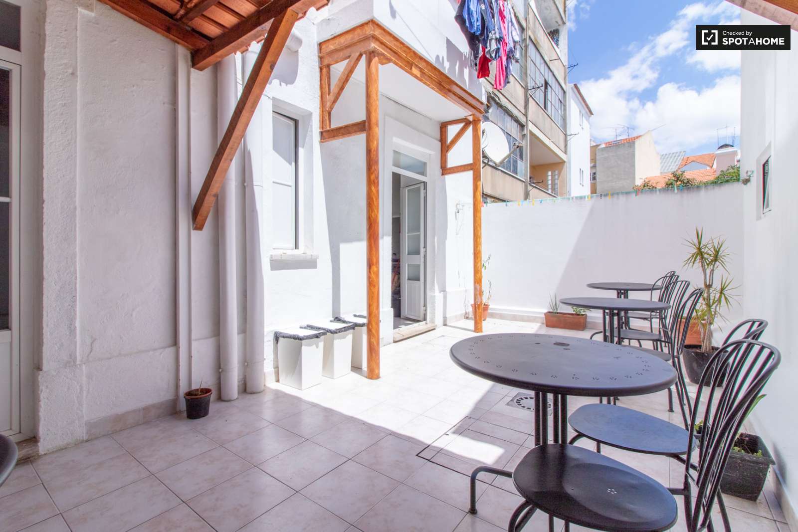 Double bed in Spacious rooms for rent in 6-bedroom apartment in Arroios