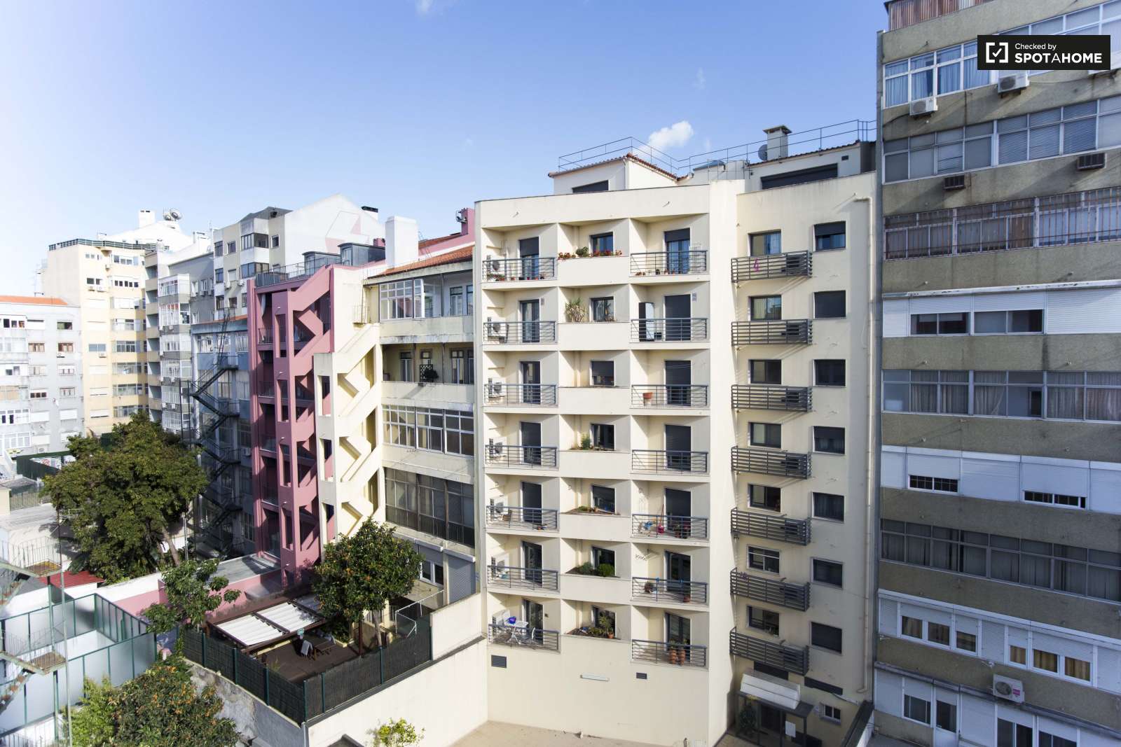 Single Bed in Furnished rooms for rent in super cool shared students residence in Avenidas Nova