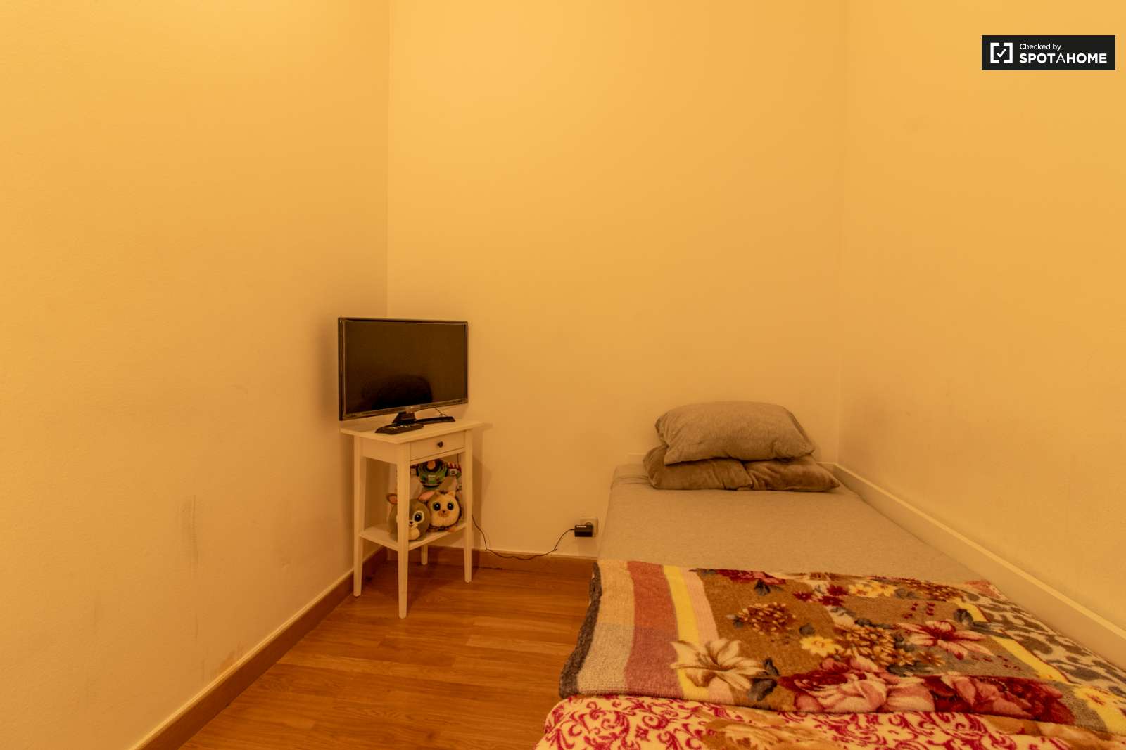 Double bed in Spacious rooms for rent in 6-bedroom apartment in Arroios