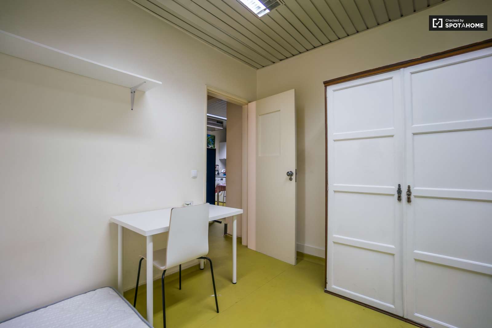 Double bed in Cozy rooms for rent in flatshare in Campo de Ourique