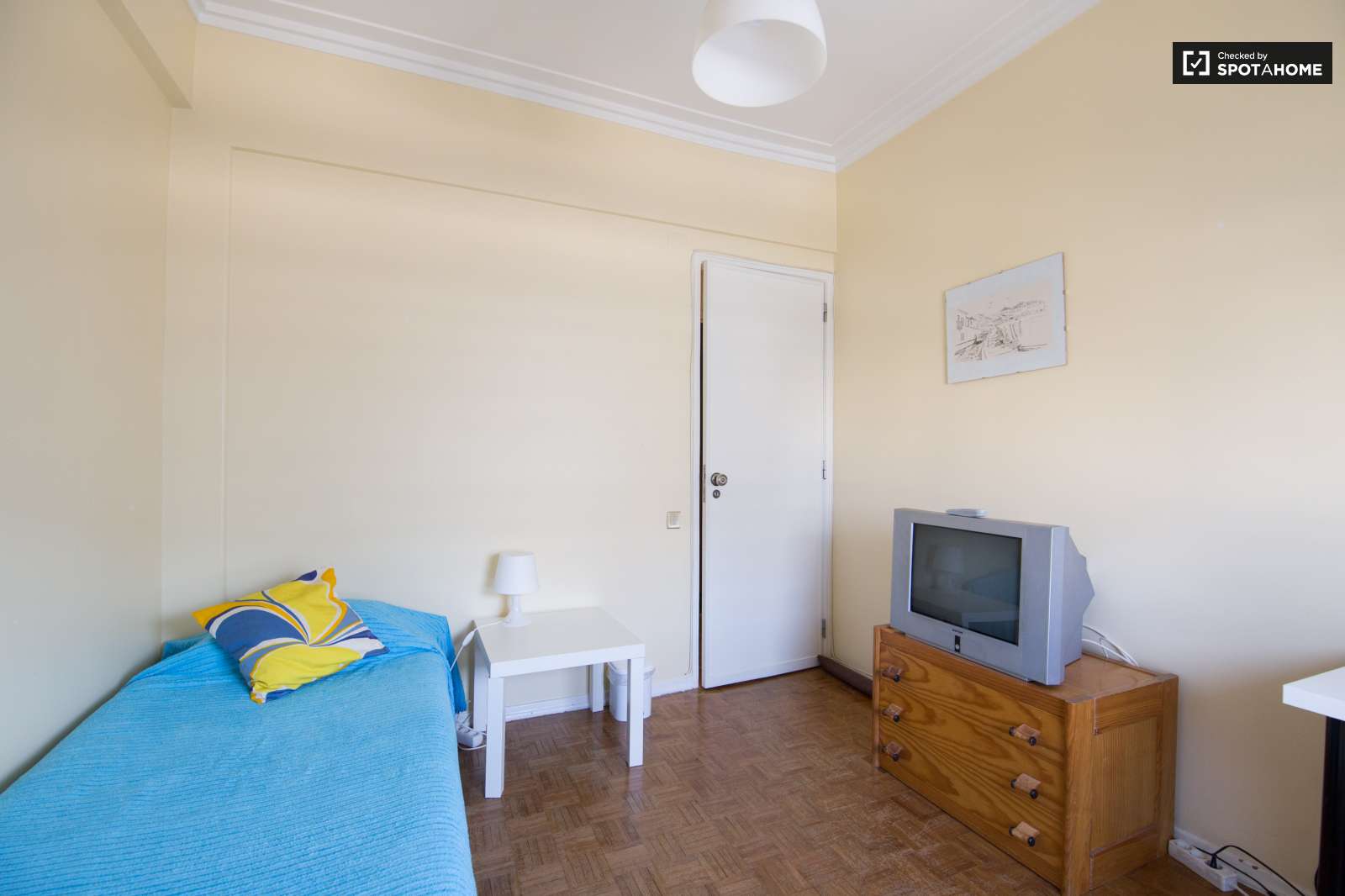 Twin Beds in Rooms for rent in 3-bedroom apartment with AC in Portela